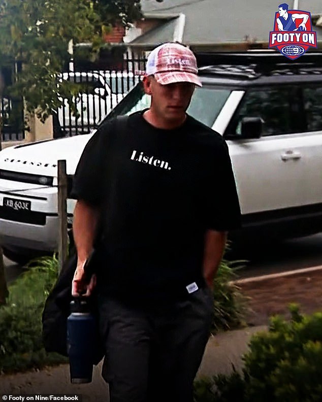 La estrella de la AFL envía un mensaje MUY directo de una sola palabra en su camiseta antes de ser castigado por el tribunal en una decisión que indignó a los fanáticos.