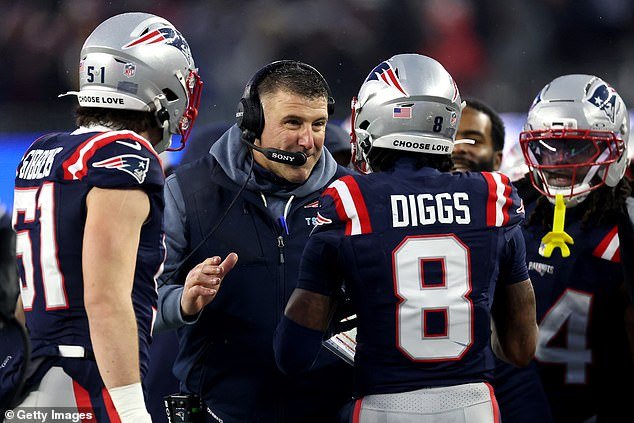 Las estrellas de los Patriots exigirán “respuestas” de Mike Vrabel sobre el escándalo de Dianna Russini, revela un experto de la NFL