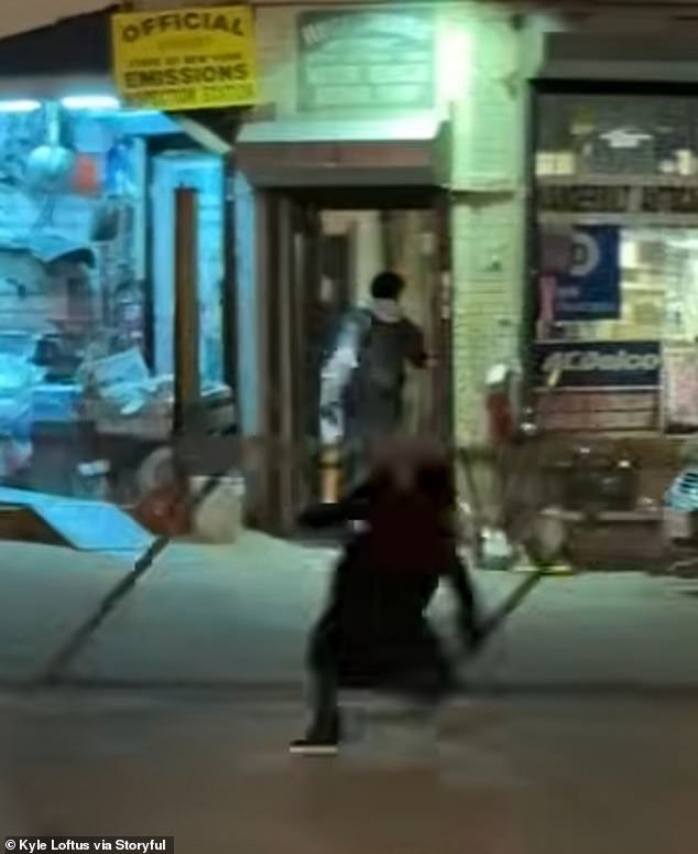 Momento aterrador: una mujer que paseaba por una calle de Nueva York es atropellada de repente por una valla que se cae