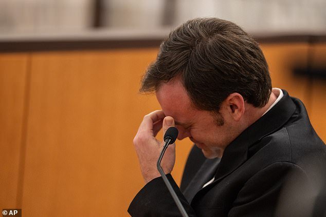 El director de Camp Mystic solloza al admitir que no sabe qué pasó con la niña de 8 años… pero 900 niños ya se han apuntado a la reapertura