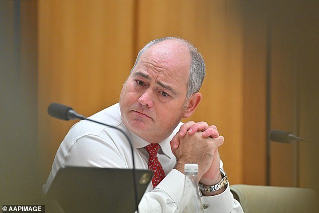 Se desata el infierno en NAB: OTRO suicidio del personal, preguntas sobre encubrimientos y una junta en crisis, mientras comienzan las investigaciones sobre acusaciones de condiciones laborales tóxicas