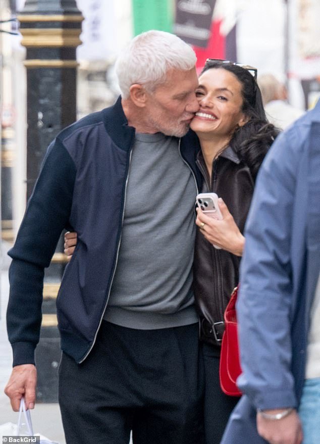 Wayne Lineker, de 63 años, se muestra sincero con una misteriosa morena después de decir que encontrar el amor es “la última pieza de mi rompecabezas” después de ocho meses de sobriedad y curación de una disputa de 17 años con su hermano Gary.
