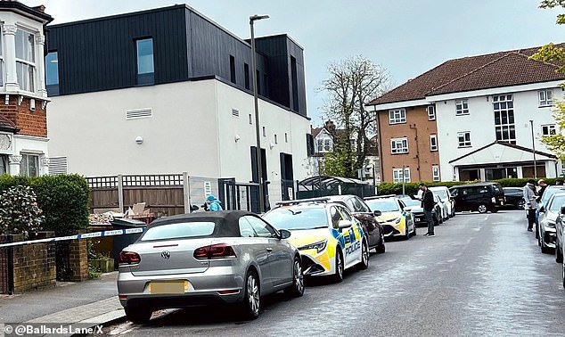 Mujer y hombre arrestados por un intento de incendio “antisemita” en una sinagoga del norte de Londres en el que “sospechosos vestidos con pasamontañas arrojaron bombas molotov”