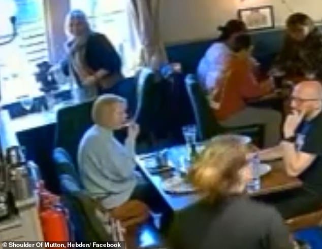 En ese momento, una mujer de mediana edad roba la estatua del mono de la suerte del pub mientras la casera indignada suplica por su regreso sano y salvo.