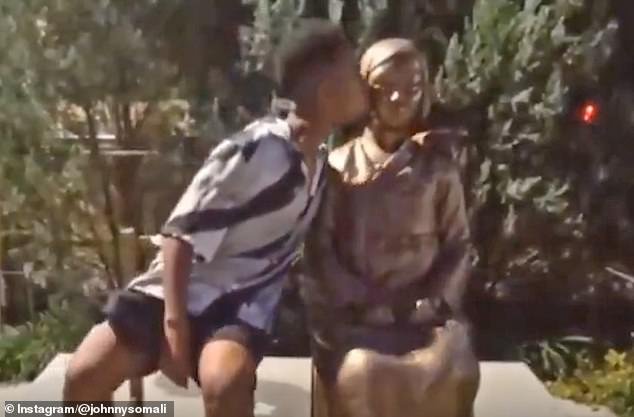 La vil estrella estadounidense de YouTube Johnny Somali será enviada a prisión después de profanar un monumento a esclavas sexuales en Corea del Sur.