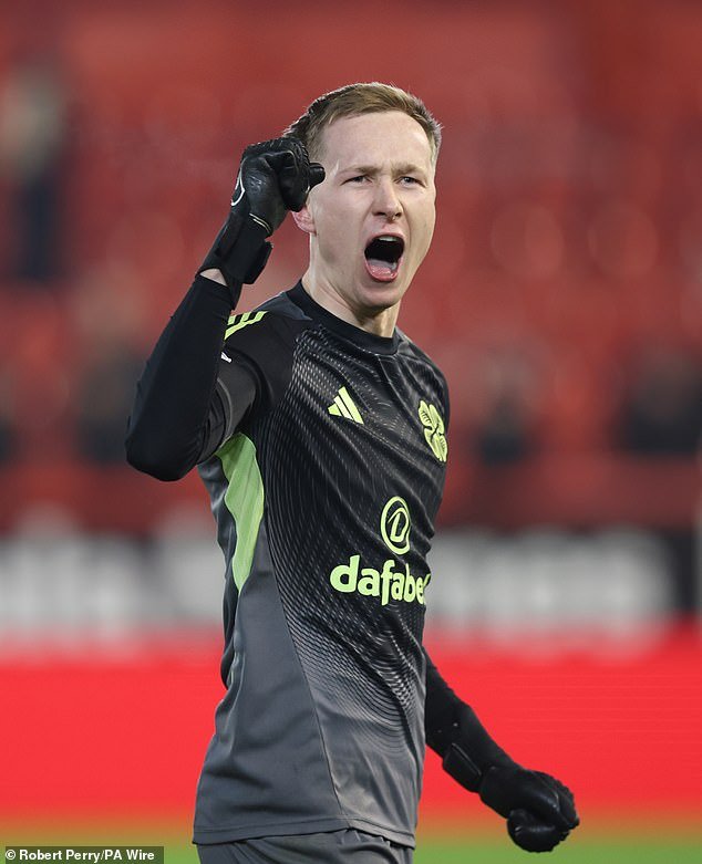 Se suponía que sería el ‘guardián de copa’ del Celtic pero el cambio de entrenador le quitó su oportunidad en Hampden… ahora Viljami Sinisalo aspira a un doblete tras hacerse suyos los guantes