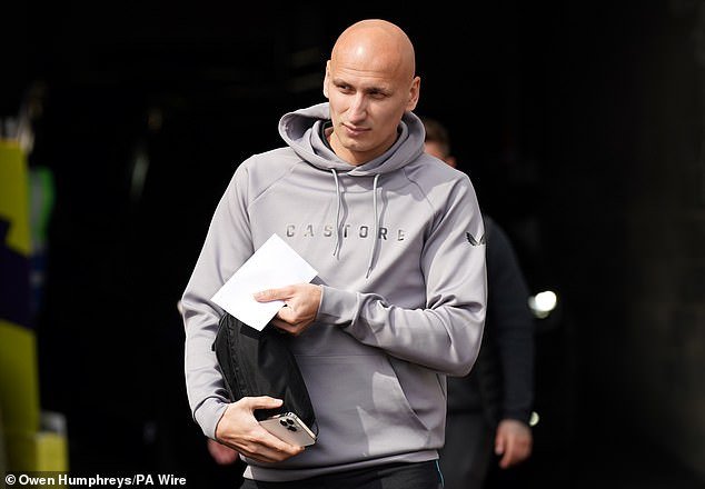 Jonjo Shelvey consigue el primer puesto directivo de su carrera en Oriente Medio y promete sacar lo mejor de la “estúpida” ex estrella del Manchester United.