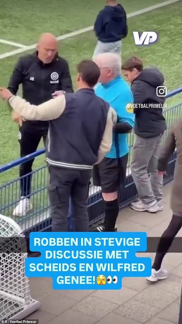 Momento: La leyenda del Chelsea y el Bayern de Múnich EMPUJA al presentador de televisión a una acalorada discusión después de que fue acusado de abusar del árbitro durante el partido de su hijo menor de 14 años.