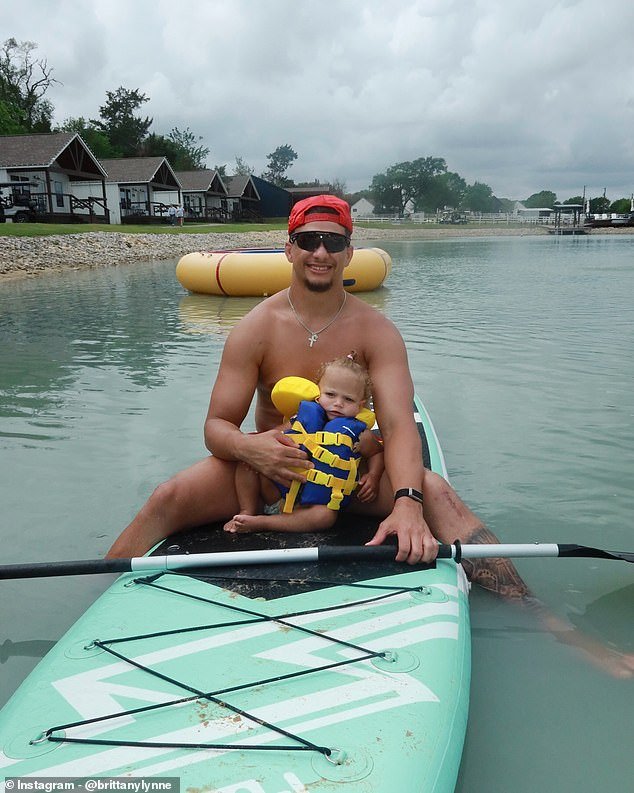 La espantosa cicatriz de Patrick Mahomes por la cirugía del ligamento cruzado anterior es visible en adorables fotos de vacaciones familiares