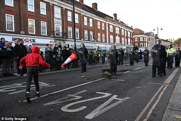 Cuando estallaron airadas protestas en Epsom exigiendo una descripción de los sospechosos de violación en grupo, los manifestantes que lanzaban cohetes se enfrentaron a la policía.