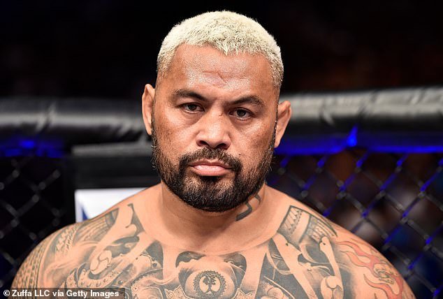 El popular ex peleador de UFC Mark Hunt fue arrestado por cargos de violencia doméstica después de supuestamente amenazar con matar a un conocido.