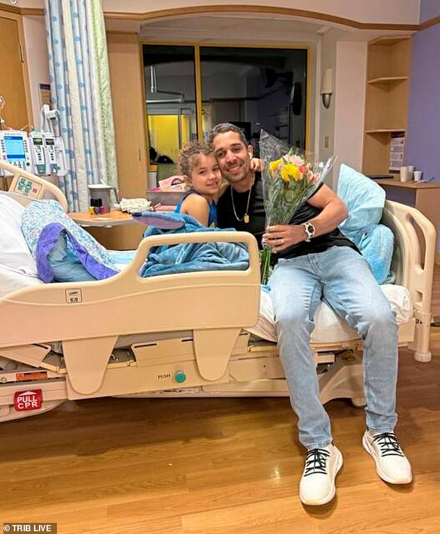 Padre, detenido por ICE durante meses, se encuentra en el hospital con su pequeña hija que lucha contra el cáncer