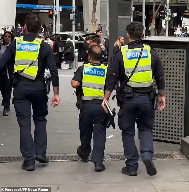 Por qué esta foto de agentes de policía de Victoria ha suscitado debate por un solo detalle: ‘No puede ser real’