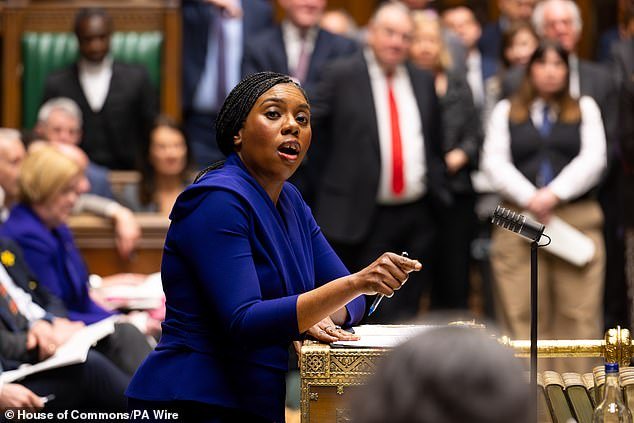 ¿Cuál es el motivo del retraso? Kemi ataca a Starmer por el gasto en defensa y la falta de planes