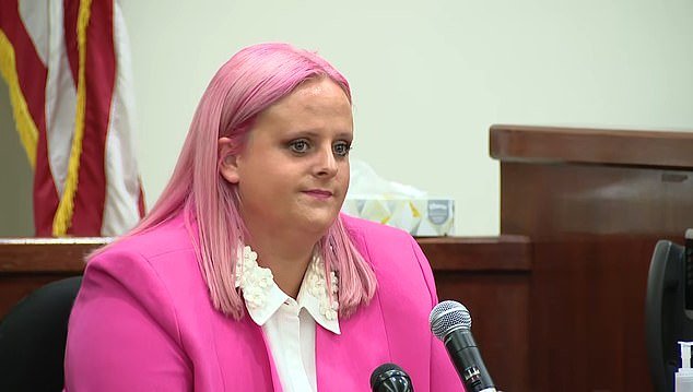 La afligida madre de Athena Strand, de 7 años, mira fijamente al asesino mientras porta un conmovedor homenaje a su hija.