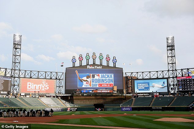 El cantante del himno de los Chicago White Sox se desploma en una terrible emergencia médica durante una actuación