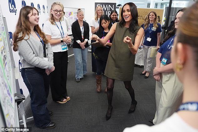 Meghan les dice a sus fans que fue acosada cibernéticamente “todos los días durante 10 años” y se convirtió en la “persona más troleada del mundo”, mientras que el Príncipe Harry tiene un incómodo momento de selfie con un reportero de la televisión australiana.
