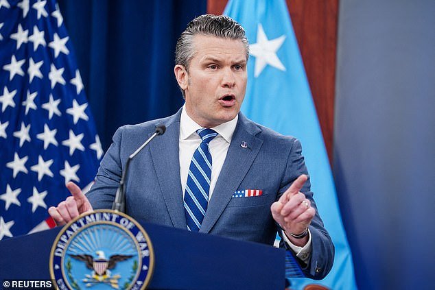Pete Hegseth advierte que el ejército estadounidense de Irán está “bloqueado y cargado” y que la inteligencia está mejor posicionada que nunca para atacar con poca antelación.