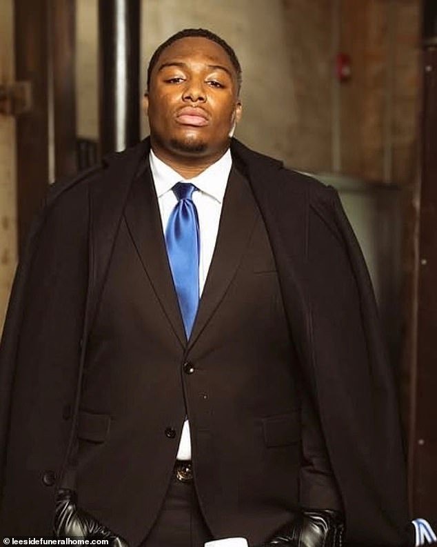 La devastada madre de un jugador de fútbol universitario que murió en un accidente de motocicleta pocos días antes de cumplir 21 años ha compartido un homenaje desgarrador.