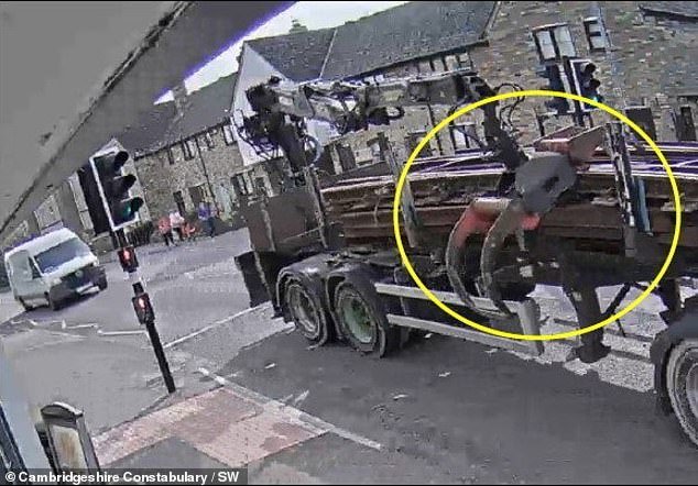 En la imagen: una grúa sin asegurar salió del remolque de un camión segundos antes de matar a una madre de 30 años mientras empujaba a su pequeño en un cochecito.