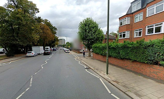 Un joven de 16 años y dos hombres han sido acusados de incendio provocado tras un ataque con bombas molotov contra una emisora de televisión de Londres crítica con Irán.