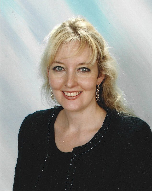 ¿La razón por la que la gente se aleja de la iglesia? Señoras locas por el poder con chalecos acolchados pisotean al vicario, dice CAROLINE BULLOCK, mientras revela cómo quedó congelada en su ciudad de Sussex