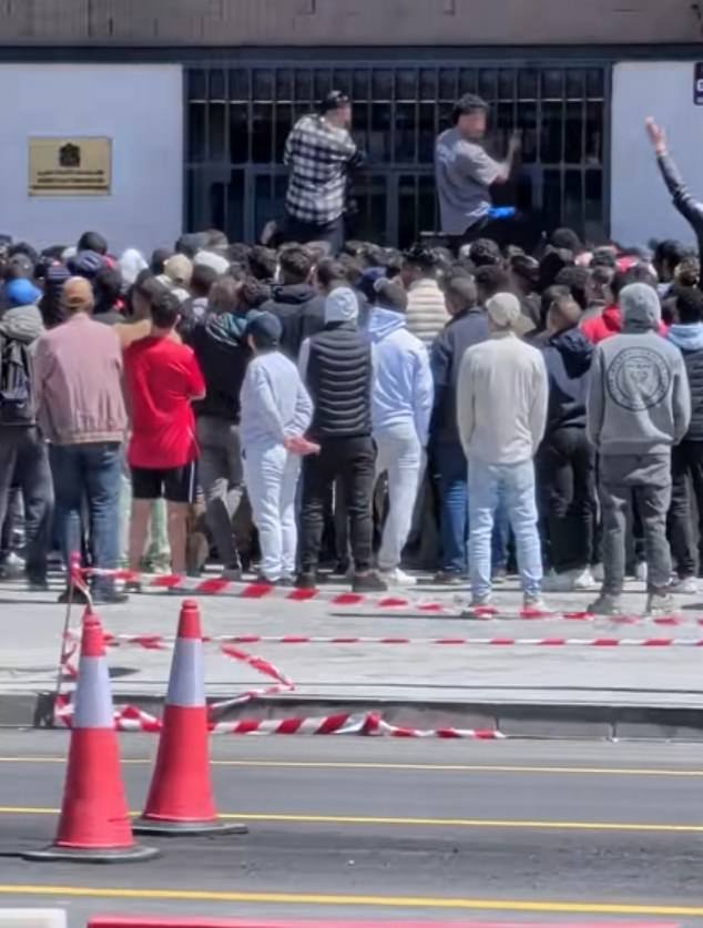 Miles de inmigrantes acuden en masa a los consulados de toda España después de que el gobierno socialista diera luz verde para conceder estatus legal a 500.000 personas.