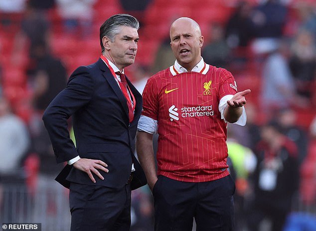 El Liverpool ha recibido un gran impulso en vísperas de la ventana de transferencias de verano, ya que el jefe del club quiere QUEDARSE en Anfield, a pesar del gran interés de Arabia Saudita.