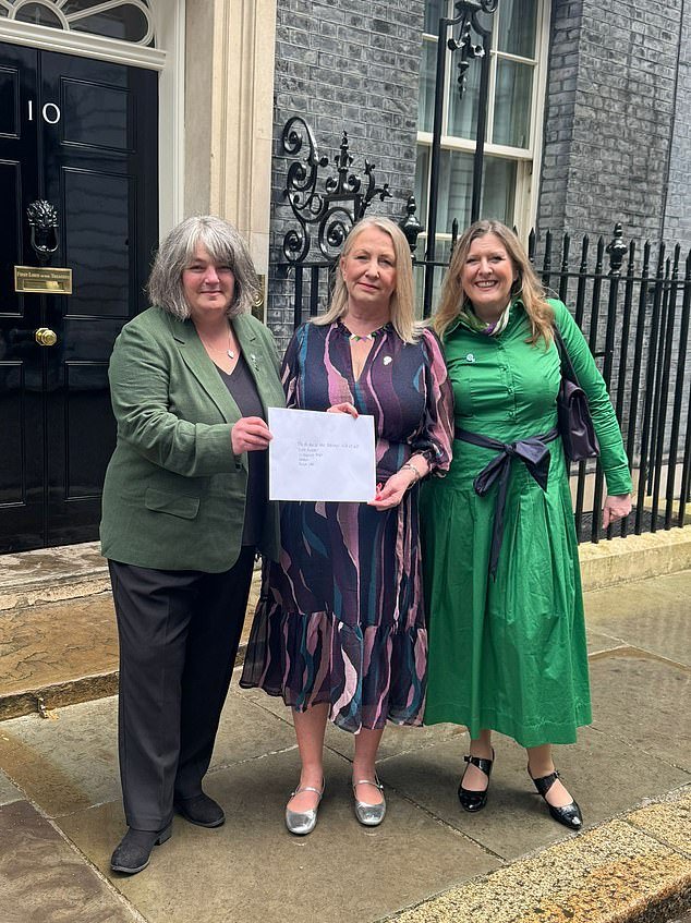 Keir Starmer ha sido acusado de tratar los derechos de las mujeres como “negociables” mientras el gobierno continúa retrasando las regulaciones sobre espacios diferenciados por sexos.