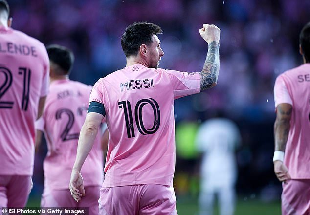 Lionel Messi está COMPRANDO el club de la quinta división española con sede a cinco millas de Barcelona que produjo la estrella del Arsenal, semanas después de que Cristiano Ronaldo también diera sus primeros pasos como propietario del fútbol.