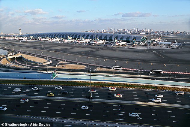 Un empleado de una aerolínea que compartió fotos de los daños causados por una bomba en Dubái en su WhatsApp privado es atraído a una reunión y arrestado por las autoridades después de espiar en secreto sus mensajes.