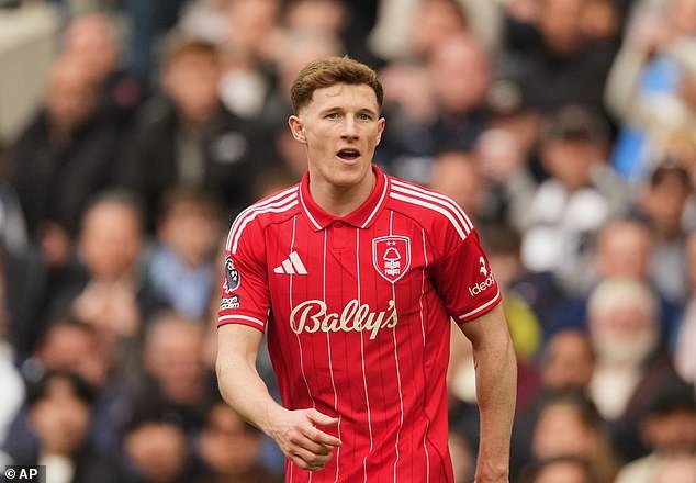 Elliot Anderson se retiró del choque de la Europa League entre Nottingham Forest y Porto tras la trágica muerte de su madre.