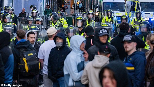 Las preguntas profundamente inquietantes sobre la ‘violación en grupo’ de Epsom fuera de la iglesia que la policía antidisturbios ha visto en la calle, imágenes de CCTV que pueden contener la respuesta y por qué una nación está perdiendo su confianza en la autoridad. Informe especial de FRED KELLY