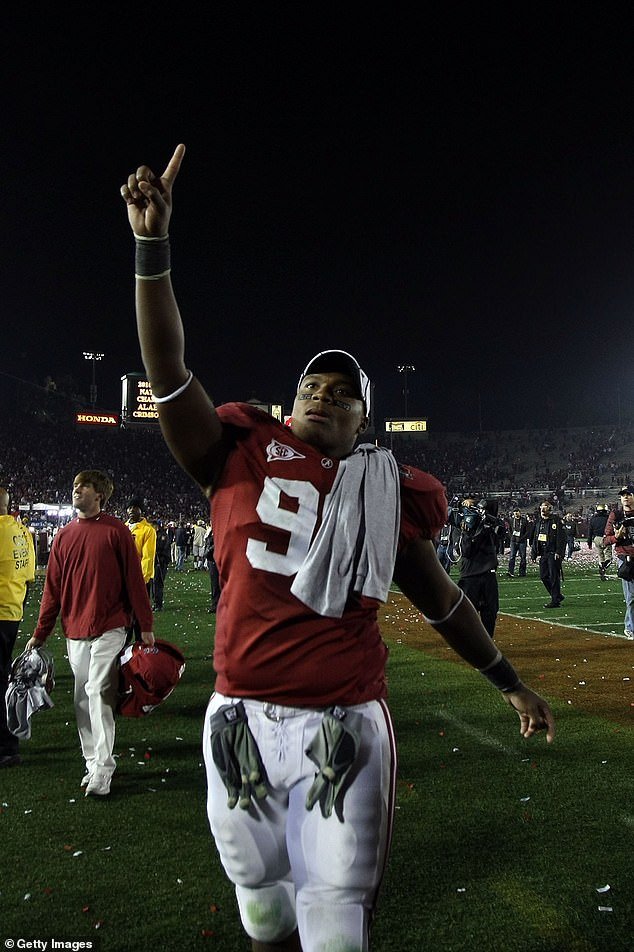 El campeón de fútbol americano universitario “usó pelucas e identificaciones falsas” para hacerse pasar por estrellas de la NFL en una estafa de 20 millones de dólares