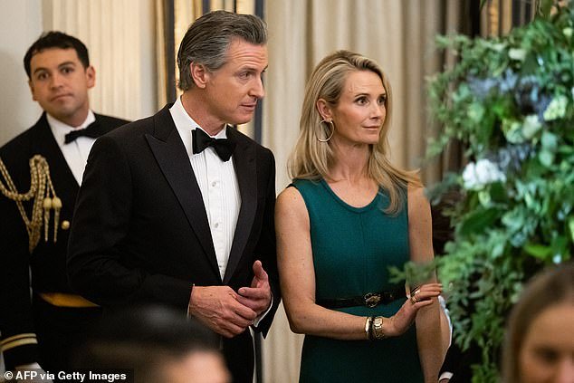 El desvergonzado Gavin Newsom ruega a sus seguidores que le envíen 35 dólares a cada uno después de que el deshonrado representante Eric Swalwell fuera acusado de violación.