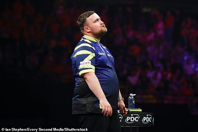 Los fanáticos holandeses se burlan de Luke Littler cuando pierde el enfrentamiento de la Premier League en Rotterdam, dos semanas después de que se burlara de su oponente con un gesto de “llorón”.