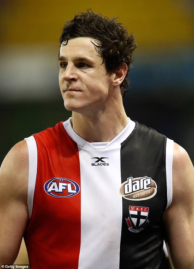 La estrella de la AFL es despedida como capitán-entrenador del club de fútbol después de solo UN juego por golpear a uno de sus compañeros de equipo