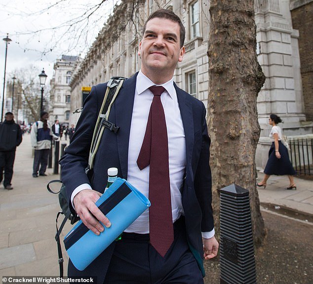 El primer ministro encuentra un chivo expiatorio para salvar su pellejo: Rattled Starmer arroja al mandarín debajo del autobús por el escándalo de investigación de antecedentes de Mandelson