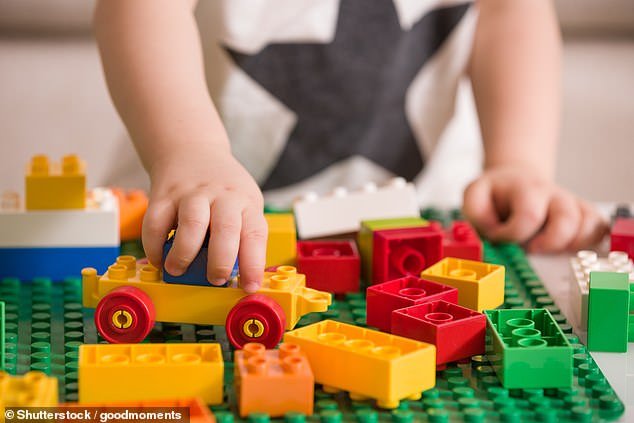 Un trabajador de cuidado infantil de 36 años enfrenta 137 cargos de abuso infantil, mientras la policía comienza la ardua tarea de identificar a sus presuntas víctimas.