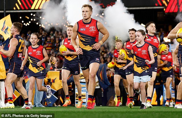 Tras la trágica muerte de su hermano, Adelaide hace una ENORME llamada al capitán Jordan Dawson