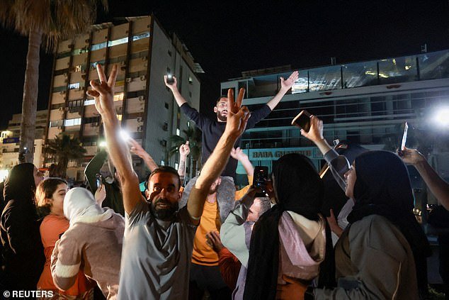 Celebraciones en el Líbano mientras entra en vigor el alto el fuego con Israel y Trump elogia el esfuerzo de paz “histórico” con Irán: “¡Están sucediendo cosas buenas!”