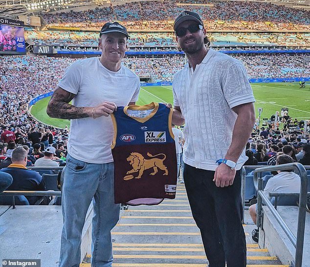 Las ex estrellas del fútbol Rhys Mathieson y Mitch Robinson son acusadas de promover casinos online ilegales