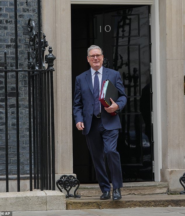 La responsabilidad es tuya, Keir: los ministros del Primer Ministro se están volviendo contra él y los parlamentarios laboristas le advierten que DEBE irse ahora después de que sus “mentiras” de Mandelson hayan quedado espectacularmente expuestas.