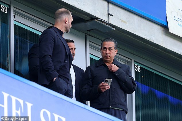 El jefe del Chelsea hace un anuncio público poco común: Behdad Eghbali admite que el club necesita cambiar su estrategia de transferencia, pero nombra a SEIS de sus jugadores a quienes considera jugadores de clase mundial