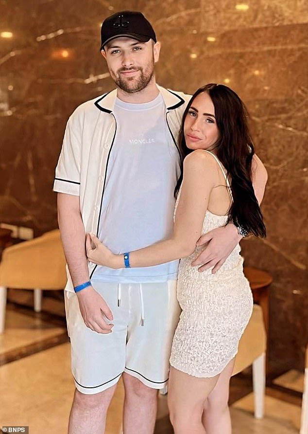 Una pareja que regentaba un “supermercado de drogas” desde su casa en las afueras después de esconder bolsas de cocaína en la despensa a pesar de tener dos hijos pequeños es condenada a 10 años de cárcel