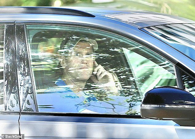 El criminal de guerra acusado Ben Roberts-Smith es visto en Gold Coast después de que se le concediera la libertad bajo fianza en un tribunal de Sydney, mientras su red de apoyo se estrecha.