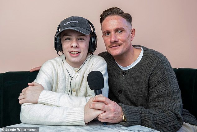 TOMANDO EL MICRÓFONO: Con un padre como Si Ferry de Open Goal, no es de extrañar que a Frankie Ferry le guste hablar… pero a pesar de su tierna edad, este comentarista en ciernes no tiene miedo de contar las cosas como son.