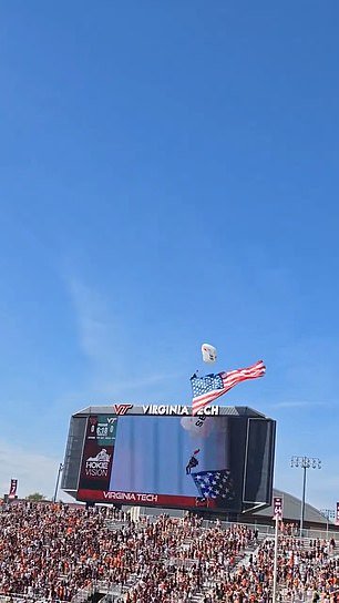 Momento aterrador: Skydiver es arrojado al marcador durante las celebraciones previas a un partido de fútbol universitario
