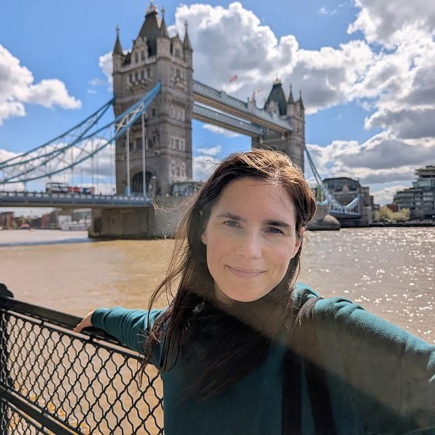En la foto: Amanda Knox en el Tower Bridge, a tiro de piedra de donde creció la víctima del asesinato Meredith Kercher, en su primer viaje al Reino Unido.
