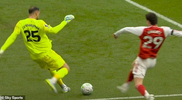 Gianluigi Donnarumma comete un terrible error para darle al Arsenal el empate en su enfrentamiento por el título de la Premier League, y la estrella del Man City Micah Richards comete un error “CRIMINAL”
